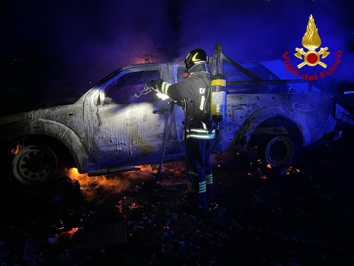 Ventimiglia: auto distrutta da un incendio in frazione Latte, intervento dei Vigili del Fuoco Ventimiglia: auto distrutta da un incendio in frazione Latte, intervento dei Vigili del Fuoco