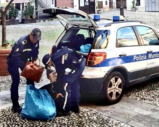 Sanremo, blitz della Polizia Locale in via Matteotti: sequestrata merce contraffatta, fuggi fuggi tra i venditori abusivi Sanremo, blitz della Polizia Locale in via Matteotti: sequestrata merce contraffatta, fuggi fuggi tra i venditori abusivi