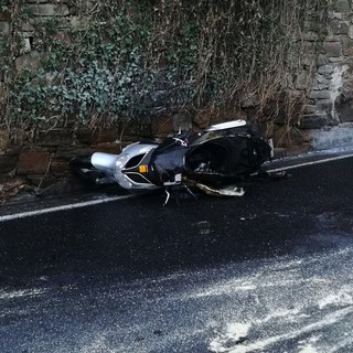 Sanremo: scivola su una macchia di gasolio e lo scooter prende fuoco, intervento di 118 e Vigili del Fuoco in via Val d'Olivi (foto) Sanremo: scivola su una macchia di gasolio e lo scooter prende fuoco, intervento di 118 e Vigili del Fuoco in via Val d'Olivi (foto)