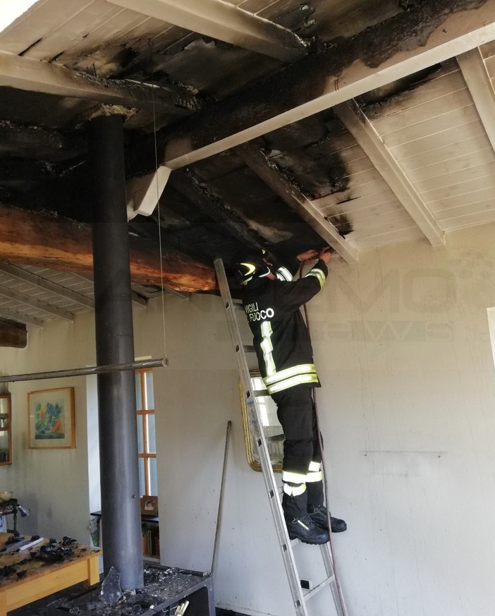 Montalto-Carpasio: incendio di una canna fumaria, intervento dei Vigili del Fuoco e danni limitati (Foto)