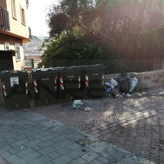 Sanremo: i soliti 'incivili' buttano a terra immondizia in modo indiscriminato in piazza San Bernardo (Foto)