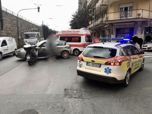 Ventimiglia: scontro tra 3 scooter in corso Genova, quattro feriti lievi trasportati in ospedale Ventimiglia: scontro tra 3 scooter in corso Genova, quattro feriti lievi trasportati in ospedale