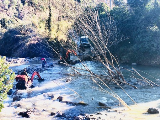 I volontari al lavoro in valle Armea I volontari al lavoro in valle Armea
