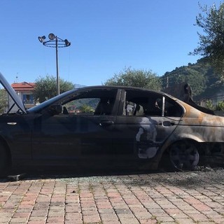 Camporosso: auto francese distrutta stanotte da un incendio in piazza Pertini, si indaga sulle cause (Foto)