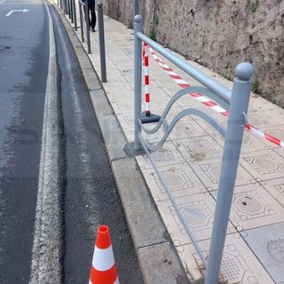 Sanremo: troppo parcheggio 'selvaggio' in corso Matuzia, il Comune installa i dissuasori (Foto)