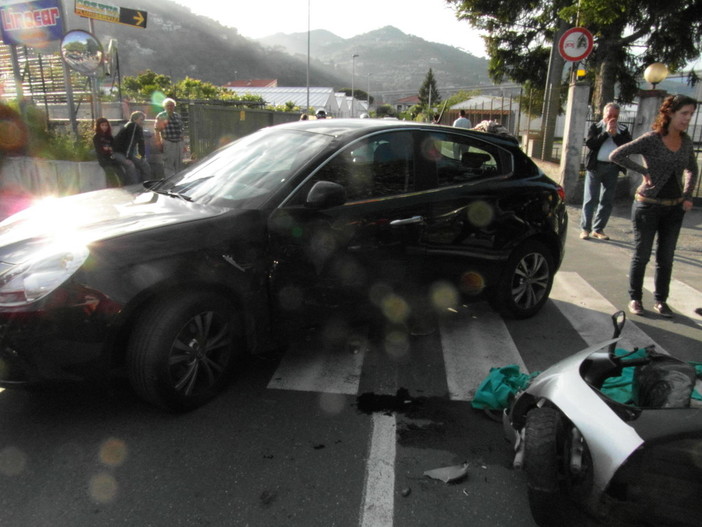Violento impatto scooter-auto nelle Braie tra Vallecrosia e Camporosso, 38enne fortunatamente non è grave Violento impatto scooter-auto nelle Braie tra Vallecrosia e Camporosso, 38enne fortunatamente non è grave