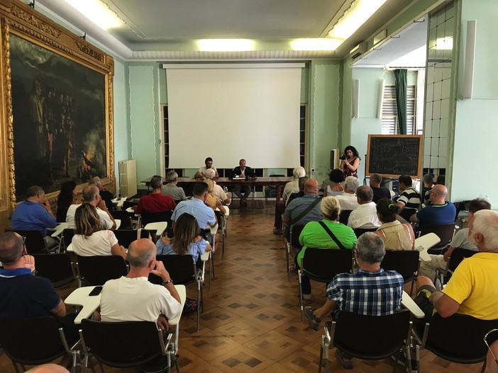 L'incontro nella Sala degli Specchi L'incontro nella Sala degli Specchi