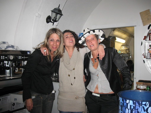 Imperia: una folla di gente ha invaso via Mazzini per l'inaugurazione della Fighera's pub