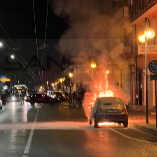 Camporosso: auto incendiata ieri sull'Aurelia, appello per l'angelo che ha salvato la giovane alla guida