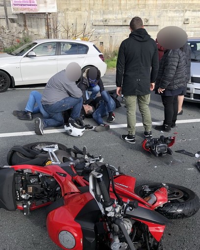 Sanremo: auto sbuca da una stradina, due motociclisti la centrano in pieno sull'Aurelia (Foto)