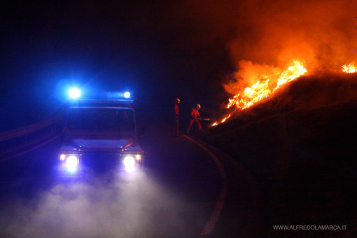 Pietrabruna: incendio boschivo nella notte su più fronti, indagini in corso