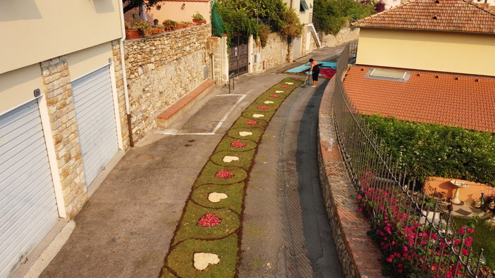 Diano Castello: domenica prossima la 12a edizione della 'Infiorata del Corpus Domini' (Foto) Diano Castello: domenica prossima la 12a edizione della 'Infiorata del Corpus Domini' (Foto)