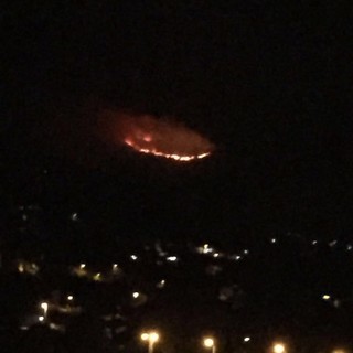 L'incendio di stanotte (sotto il Canadair in azione stamattina) L'incendio di stanotte (sotto il Canadair in azione stamattina)