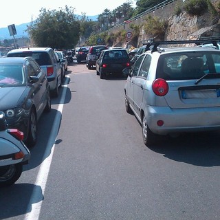 Sanremo: auto e moto parcheggiate ai 3 Ponti sull'area di manovra, le foto di un lettore