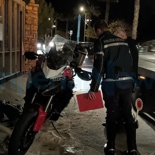 Imperia: scontro moto-auto in corso Garibaldi, 40enne trasportato in ospedale in codice rosso (Foto) Imperia: scontro moto-auto in corso Garibaldi, 40enne trasportato in ospedale in codice rosso (Foto)