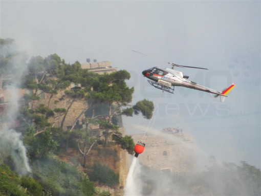 Sotto controllo l'incendio vicino al cimitero di Dolcedo ma, rogo di sterpaglie anche alle Calandre di Ventimiglia spento in serata