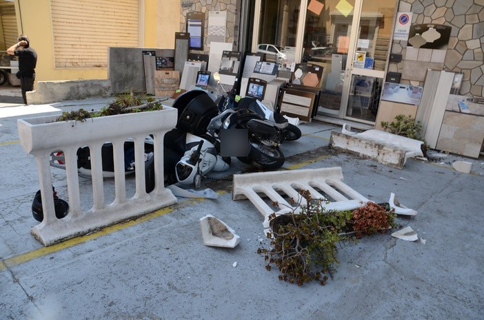Sanremo: sfiora un'auto in fase di sorpasso e finisce contro uno scooter parcheggiato, 20enne leggermente ferito Sanremo: sfiora un'auto in fase di sorpasso e finisce contro uno scooter parcheggiato, 20enne leggermente ferito