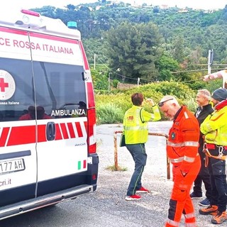 Taggia: perde il controllo della moto e cade sulla SP 548, 26enne trasportato in elicottero (Foto)
