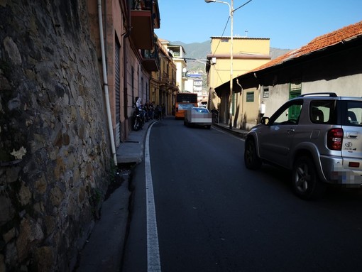 Sanremo, via Dante senza segnaletica orizzontale: residente scrive a comune e Prefetto ma la normativa nazionale non la consente
