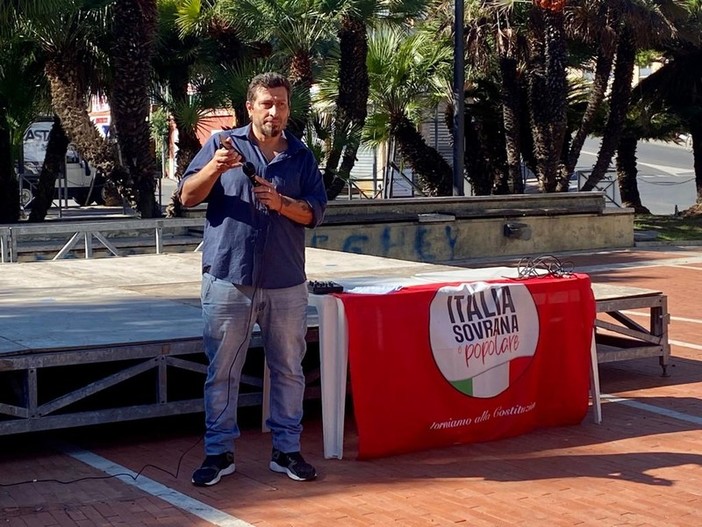 Nappi (Italia Sovrana e Popolare) ad Albenga: "Il 25 settembre mettete la croce sul nostro simbolo, per non far portare quella croce ai nostri figli" (Foto e Video) Nappi (Italia Sovrana e Popolare) ad Albenga: "Il 25 settembre mettete la croce sul nostro simbolo, per non far portare quella croce ai nostri figli" (Foto e Video)