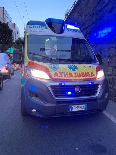 Scontro auto moto sull'Imperatrice a Sanremo: giovane centauro in codice rosso all'ospedale Scontro auto moto sull'Imperatrice a Sanremo: giovane centauro in codice rosso all'ospedale
