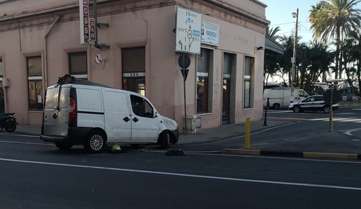 Sanremo: scontro scooter-furgone in piazza Cesare Battisti, un ferito lieve e dinamica da accertare (Foto)