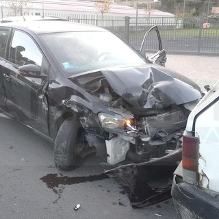 Camporosso: auto tenta un sorpasso in via Braie, diversi mezzi distrutti ma per fortuna nessun ferito Camporosso: auto tenta un sorpasso in via Braie, diversi mezzi distrutti ma per fortuna nessun ferito