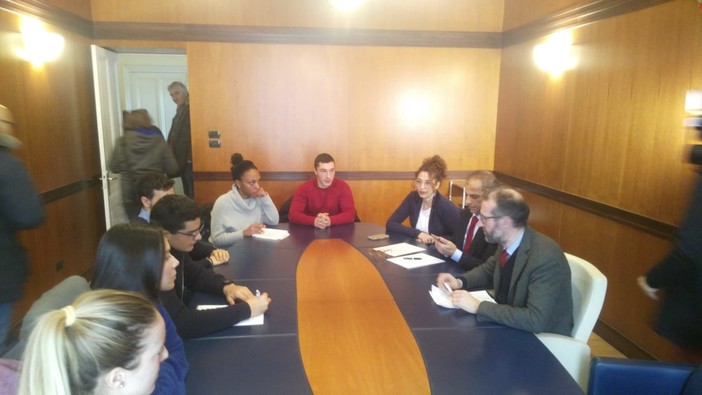 Imperia: terminato l'incontro tra gli studenti ed il Presidente Natta, confermato il tavolo aperto e l'accensione dei riscaldamenti la domenica Imperia: terminato l'incontro tra gli studenti ed il Presidente Natta, confermato il tavolo aperto e l'accensione dei riscaldamenti la domenica
