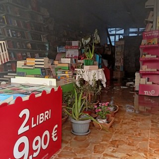 Bordighera, incendio distrugge libreria: è online una raccolta fondi per aiutare Donatella ed Emanuela (Foto)