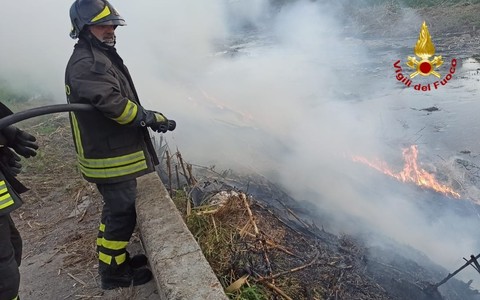 Perinaldo: incendio boschivo vicino alla Galleria Brunengo (Video)