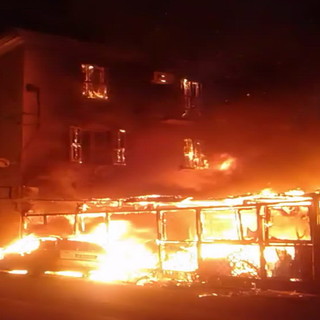 Pontedassio: incendio di stanotte al dehor della pizzeria 'I Nomadi', indagini in corso e non si esclude il dolo (Foto e Video)