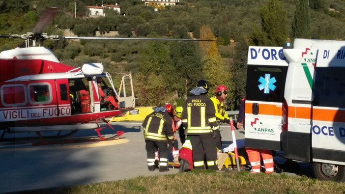 Imperia: incidente in regione Panegai, giovane cade con lo scooter e sul posto la mobilitazione di soccorsi (Foto e Video) Imperia: incidente in regione Panegai, giovane cade con lo scooter e sul posto la mobilitazione di soccorsi (Foto e Video)