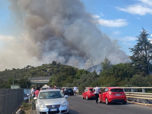 Dal savonese: incendio a Cisano sul Neva, due elicotteri e tre canadair in azione: evacuata una famiglia (Foto e Video) Dal savonese: incendio a Cisano sul Neva, due elicotteri e tre canadair in azione: evacuata una famiglia (Foto e Video)