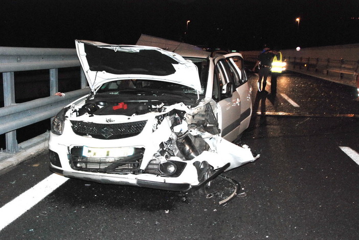 Sanremo: auto si capotta sull'Autostrada vicino al casello, solo lievi ferite per i due occupanti Sanremo: auto si capotta sull'Autostrada vicino al casello, solo lievi ferite per i due occupanti