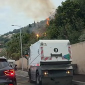 Incendio sul lungomare al confine di Ponte San Ludovico, traffico bloccato: mezzi deviati verso Ponte San Luigi e autostrada (Foto)