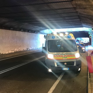 Ventimiglia: ciclista investito al confine da un'auto 'pirata', la Stradale cerca il colpevole che è fuggito via