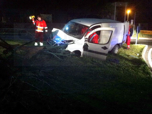 Incidente stradale a Ponte San Ludovico: furgone distrutto ma conducente scappato via