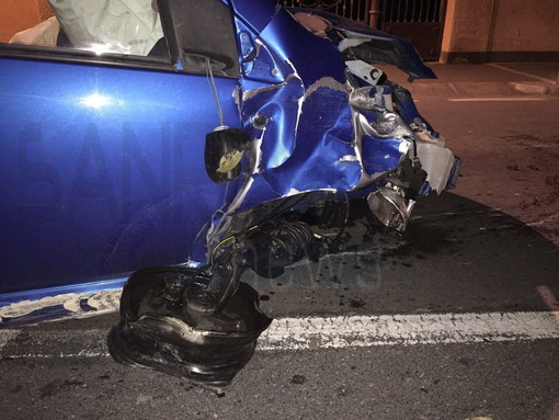 Sanremo: perde il controllo dell'auto in corso Cavallotti, nessuna ferita per lei ma macchina distrutta