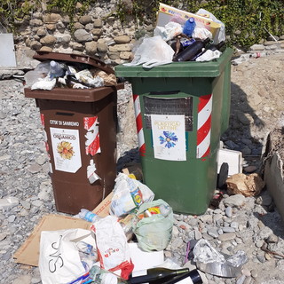 Sanremo: immondizia da giorni sulla spiaggia libera al confine con Arma, la segnalazione di un lettore