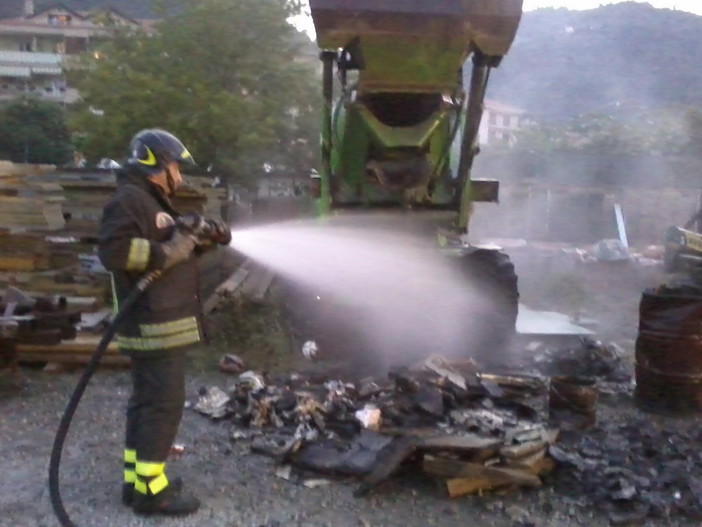 Camporosso: incendio ad una betoniera in un cantiere nel tardo pomeriggio di ieri Camporosso: incendio ad una betoniera in un cantiere nel tardo pomeriggio di ieri