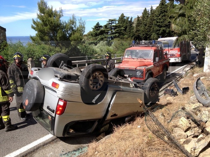 Imperia: auto si capotta sul Capo Berta, donna estratta dalle lamiere. Fortunatamente non è grave