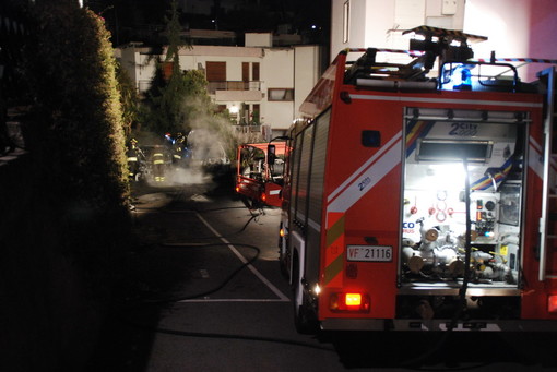 Ospedaletti: altre due auto date alle fiamme in via Degli Ulivi, cresce la psicosi del 'piromane'