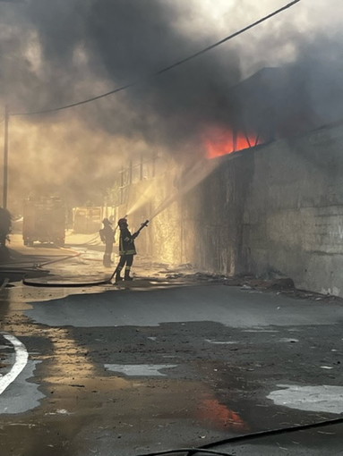 Ventimiglia: incendio sul Roya, completamente distrutto un deposito nella zona di Peglia (Foto)