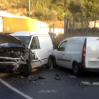 Arma di Taggia: incidente vicino all'ingresso autostradale, tre lievi feriti e mezzi distrutti