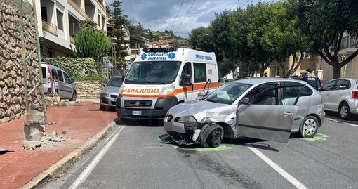 Ospedaletti: perde il controllo dell'auto e finisce contro un palo della Rt, 46enne portato in ospedale (Foto)