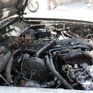 Piccolo incendio dovuto ad un corto circuito ai danni di una Fiat Uno sulla strada per Terzorio