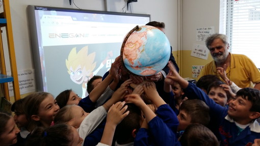 L’Istituto Dani Scaini di Sanremo riceve il premio Enegan per la campagna ‘Elio e i cacciamostri’ L’Istituto Dani Scaini di Sanremo riceve il premio Enegan per la campagna ‘Elio e i cacciamostri’