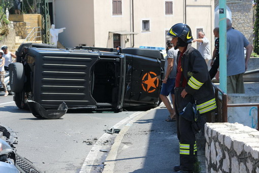 Ventimiglia: scontro tra due auto (una si capotta) sul cavalcavia di Nervia, mobilitazione di soccorsi (Foto e Video)