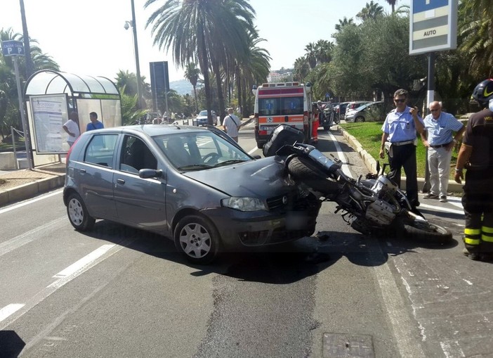 Sanremo: scontro tra una moto ed un'auto sul lungomare Calvino, centauro trasportato in ospedale (Foto) Sanremo: scontro tra una moto ed un'auto sul lungomare Calvino, centauro trasportato in ospedale (Foto)