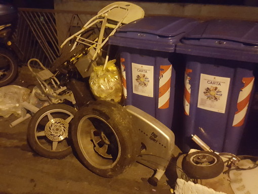 Sanremo: conferimento 'selvaggio' dei rifiuti nella zona del Borgo, la mail e la foto di un lettore